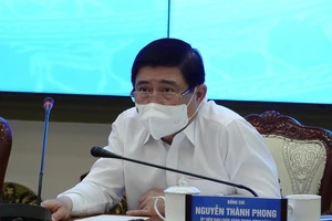 Chủ tịch TP.HCM: ‘Ra đường là phải đeo khẩu trang’