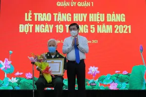 Lãnh đạo TP.HCM trao Huy hiệu cho nhiều đảng viên