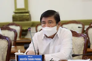 Chủ tịch TP.HCM: Bệnh nhân, người thăm bệnh phải cài Bluezone