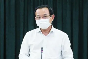 Bí thư TP.HCM: Giãn cách nghiêm ở nơi có dịch, vùng lân cận