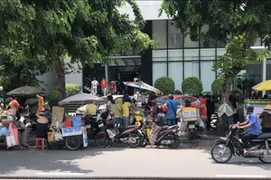 Chủ tịch TP.HCM: Xem xét cấm tụ tập quá 5 người nơi công cộng