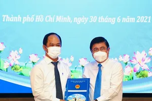 Chủ tịch TP.HCM trao quyết định bổ nhiệm tân Chủ tịch quận 1, quận 10 