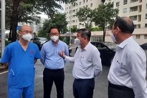 Chủ tịch UBND TP.HCM thăm bác sĩ, bệnh nhân ở Bệnh viện Dã chiến số 6