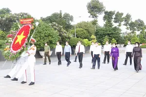 Lãnh đạo TP.HCM viếng nghĩa trang, tưởng niệm các anh hùng liệt sĩ