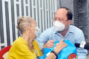 Lãnh đạo TP.HCM đến vùng xanh, vùng phong tỏa tặng quà cho người nghèo