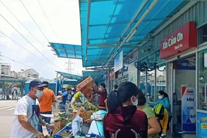 TP.HCM: Người dân không được tự đi chợ, lương thực phát tận nhà