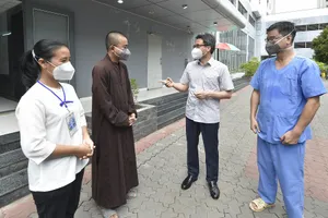 Phó Thủ tướng thăm bệnh viện có 50 tình nguyện viên tôn giáo ở TP.HCM