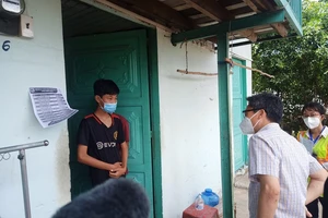 Phó Thủ tướng Vũ Đức Đam thăm khu nhà trọ, trò chuyện với nam sinh học online