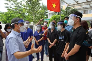 Phó Thủ tướng thăm hỏi các F0 đã khỏi bệnh tham gia chống dịch ở bệnh viện 