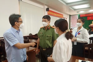 Phó Thủ tướng kiểm tra đột xuất, chất vấn bí thư phường về công tác phòng dịch