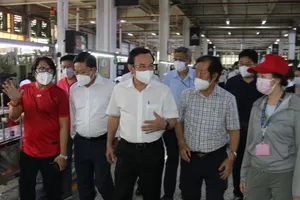 Bí thư Nguyễn Văn Nên kiểm tra phòng dịch COVID ở Công ty Pouyuen