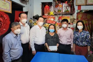 Trưởng Ban Tuyên giáo Trung ương tặng quà Tết hộ khó khăn ở TP.HCM