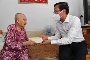 Chủ tịch TP.HCM chúc Tết lực lượng tuyến đầu chống dịch, hộ nghèo