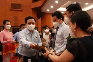 Chủ tịch Quốc hội chúc Tết người nghèo, tri ân tuyến đầu chống dịch ở TP.HCM