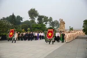 Lãnh đạo TP.HCM dâng hương các anh hùng liệt sĩ