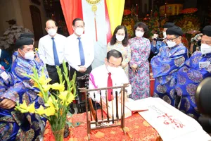 Lãnh đạo TP.HCM dự lễ Khai hạ - Cầu an tại lăng Ông Bà Chiểu