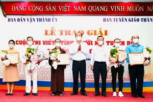 TP.HCM trao giải cuộc thi viết tình người nơi tuyến đầu chống dịch