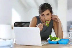 Sai lầm khi ăn trưa, bạn cần tránh