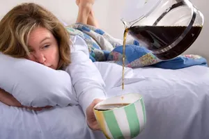 Làm gì để cứu cơ thể khi 'say' cà phê?