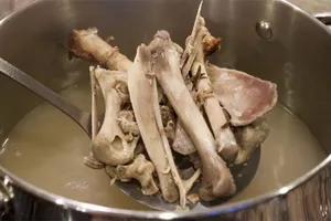 Nước hầm xương có thực sự tốt cho trẻ dưới 3 tuổi?