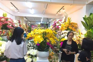 Cận cảnh: Hoa vải giá chục triệu đồng 'mê hoặc' khách 