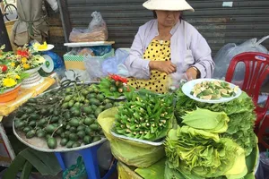 Vàng mã, trầu cau... hút khách ngày vía Thần tài
