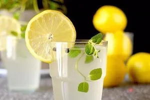 10 loại nước nên uống vào mùa nắng nóng