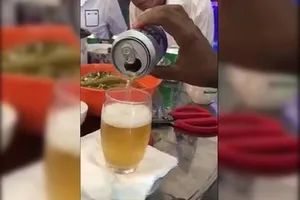 Luật sư nói gì về vụ nghi có dị vật trong bia Tiger?