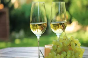 Vì sao nên uống rượu vang trắng?