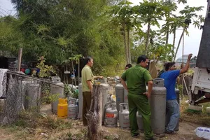 Sang chiết gas lậu trong bãi đất trống ở Bình Dương