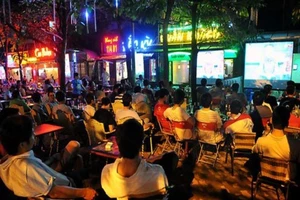 Nhẹ cả người vì quán cà phê vẫn được chiếu World Cup
