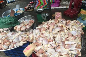 Mẹo tránh mua nhầm thịt gà thải chất lượng kém