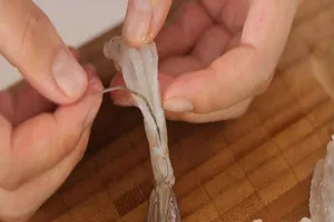 Có nên lấy đường chỉ màu đen trên lưng tôm hay không?