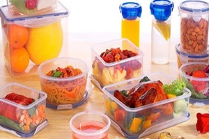 Dùng đồ nhựa đựng thức ăn: Hiểm họa không ngờ