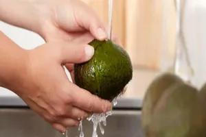 Lý do bạn phải rửa vỏ bơ thật kỹ trước khi ăn 