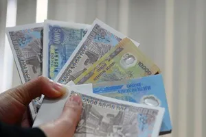 Nhộn nhịp đổi tiền lì xì năm mới, phí 'cắt cổ' 400% 