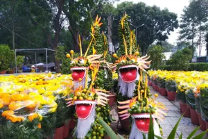 Cận cảnh chậu quất khổng lồ, heo ngộ nghĩnh ở chợ hoa TP.HCM