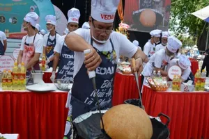 Hàng chục nam nhân trổ tài nấu ăn tại sự kiện ẩm thực