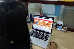 Người kinh doanh bức xúc việc thu phí, Shopee nói gì ?