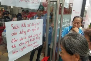 Cận cảnh Auchan 'vỡ trận' do dân đổ xô mua hàng giảm giá 