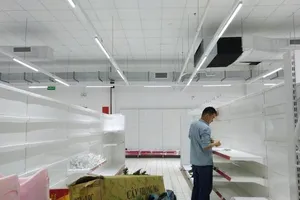 Kệ hàng trống trơn, Auchan dọn dẹp để trả mặt bằng