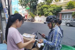Vì sao người mua hàng online thích 'tiền trao cháo múc'?