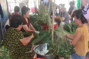 Cận cảnh lò bánh ú tro Sài Gòn rực lửa ngày tết Đoan Ngọ