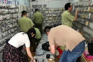 Đồng hồ 'hàng hiệu' giá siêu rẻ vài trăm ngàn/kg