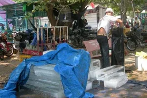 Nước đá dùng liền: Khó phân biệt sạch và bẩn