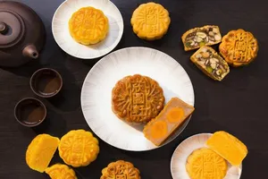 1 chiếc bánh Trung thu bằng bao nhiêu chén cơm, tô bún?