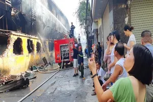 Nỗi lo sức khỏe từ vụ cháy nhà máy Rạng Đông