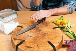 Dễ đổ bệnh khi dùng thớt không sạch chế biến thức ăn