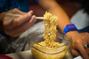 Trẻ em Đông Nam Á suy dinh dưỡng vì lạm dụng mì ăn liền