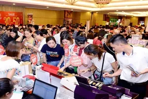 Tranh nhau mua hàng hiệu giảm giá trong 'ngày thứ sáu đen tối'